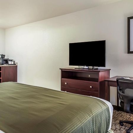 Cobblestone Hotel & Suites - Hutchinson Bagian luar foto