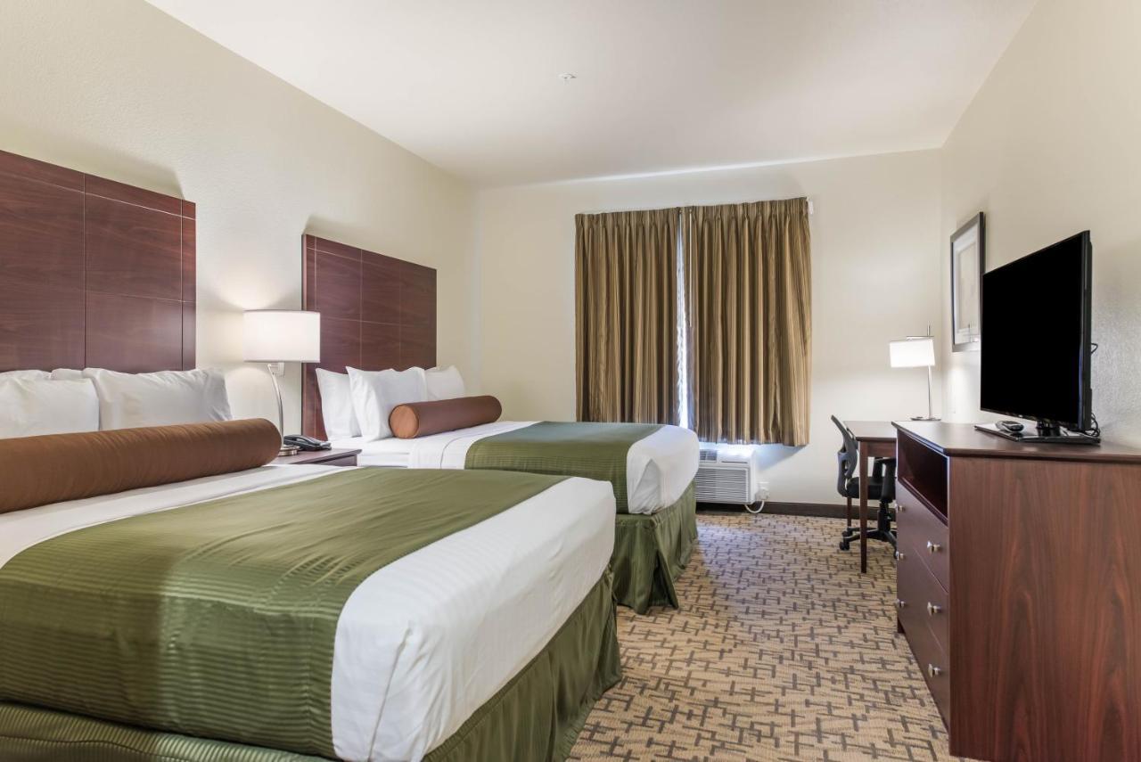 Cobblestone Hotel & Suites - Hutchinson Bagian luar foto