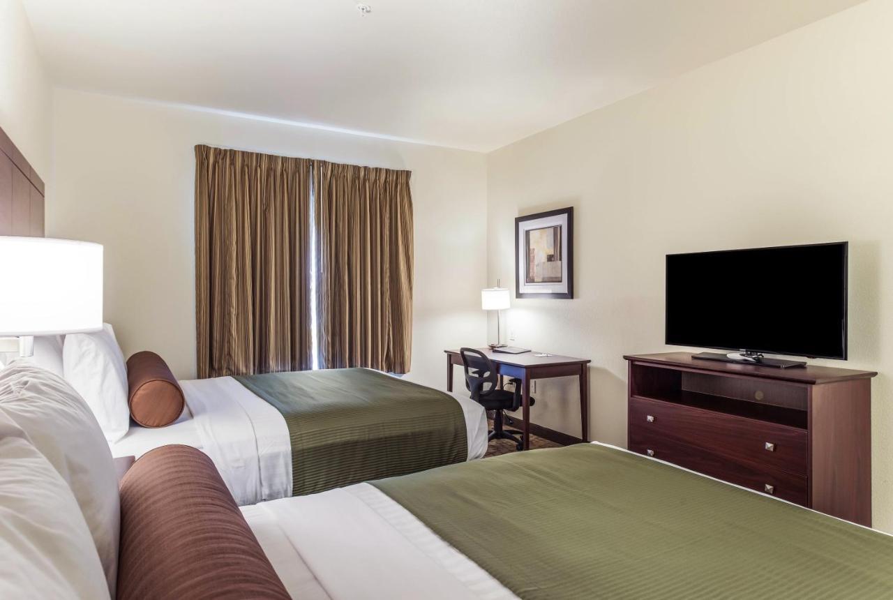 Cobblestone Hotel & Suites - Hutchinson Bagian luar foto