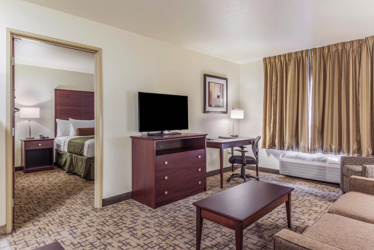 Cobblestone Hotel & Suites - Hutchinson Bagian luar foto