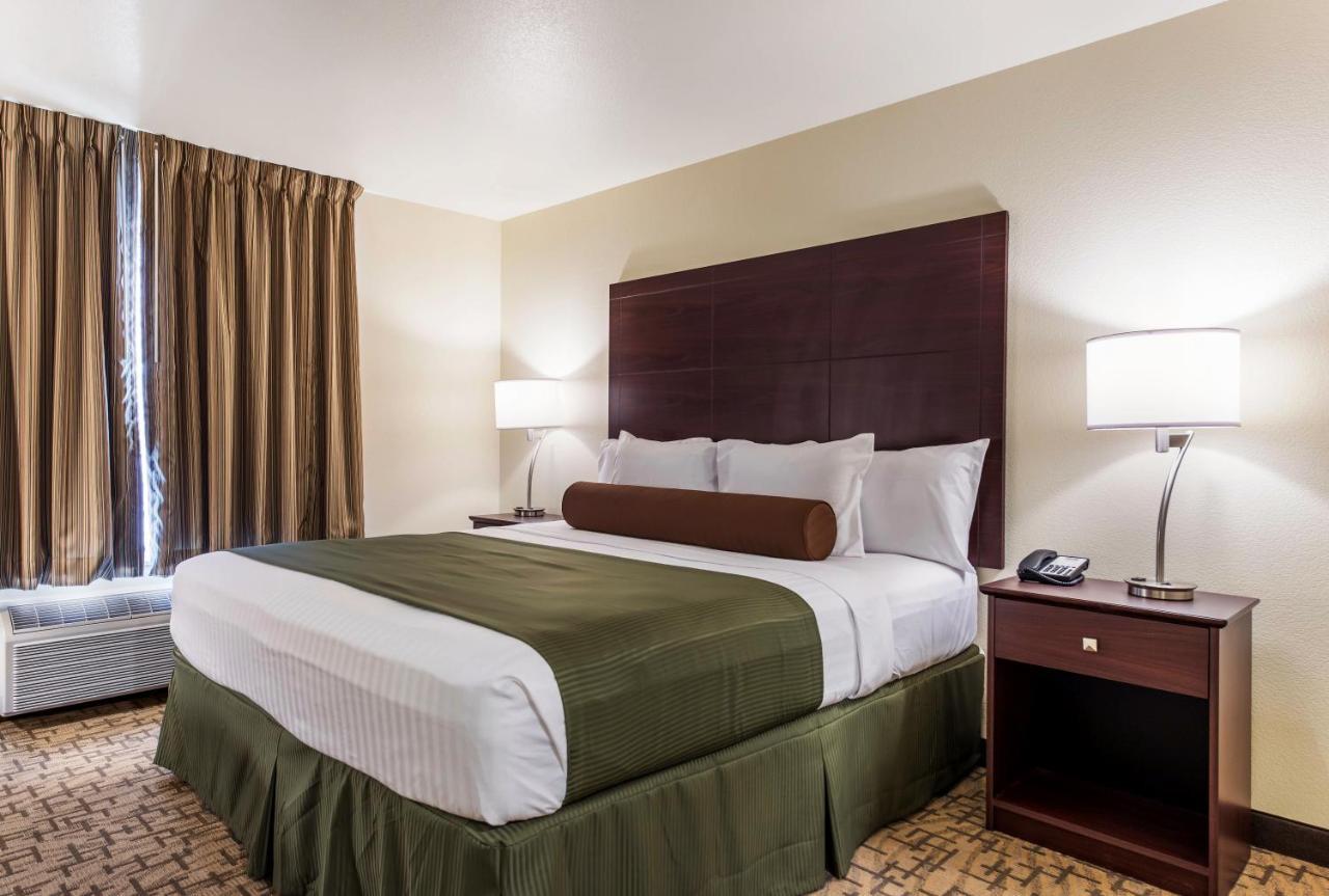 Cobblestone Hotel & Suites - Hutchinson Bagian luar foto