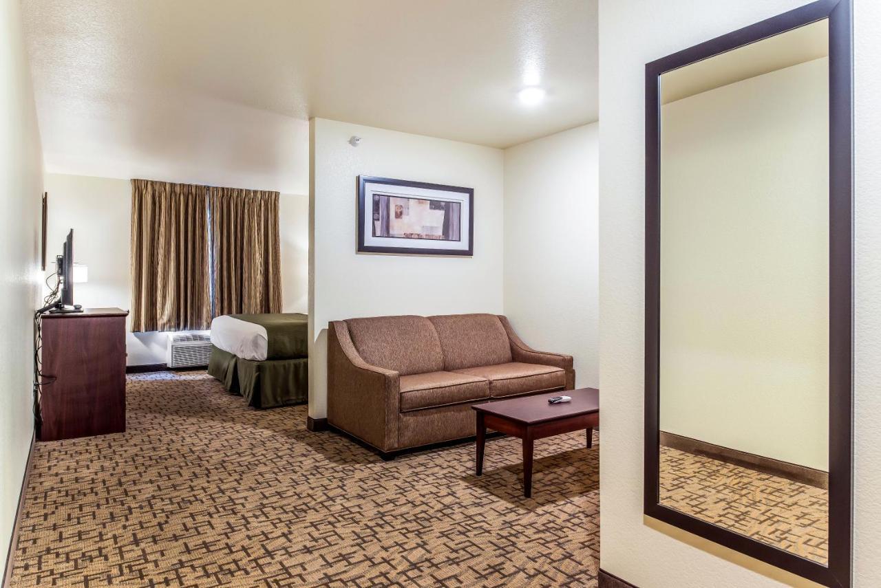 Cobblestone Hotel & Suites - Hutchinson Bagian luar foto