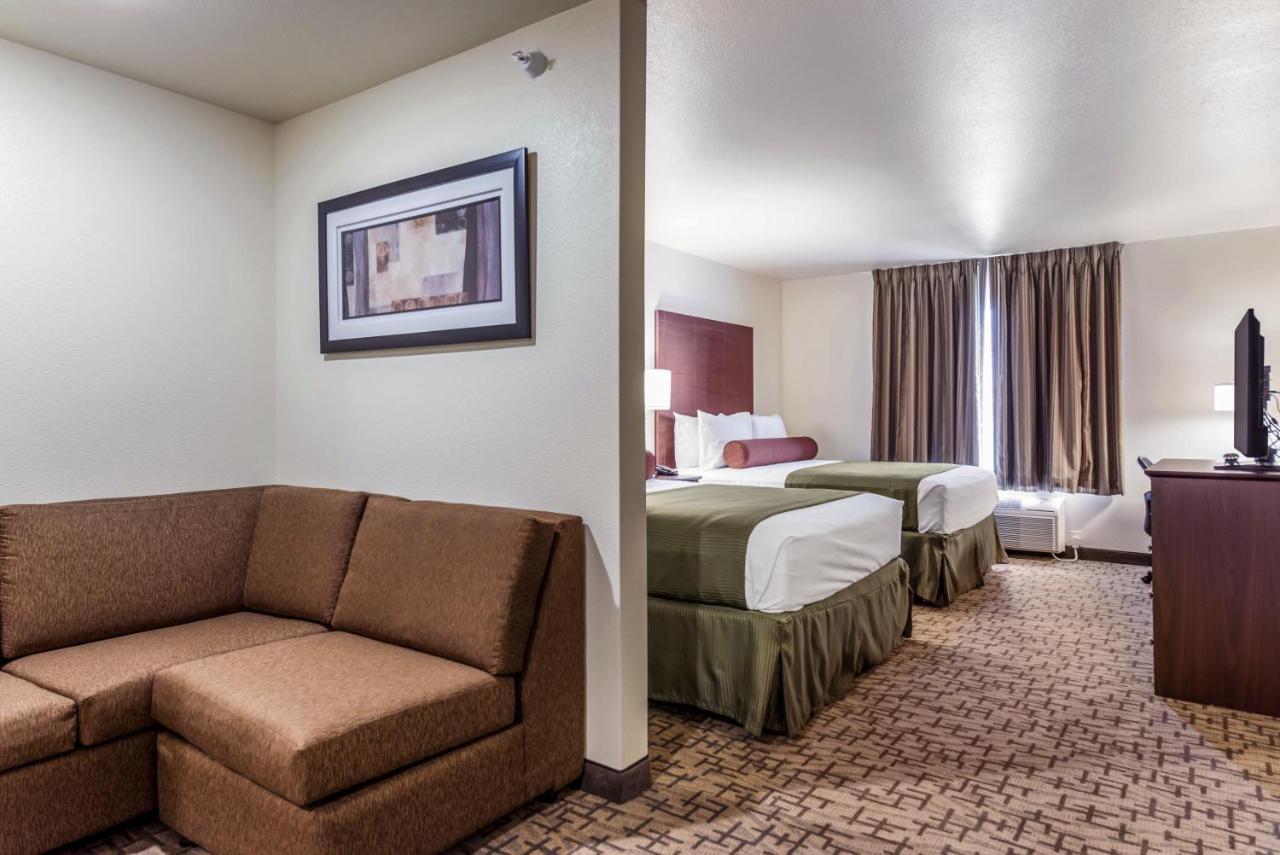 Cobblestone Hotel & Suites - Hutchinson Bagian luar foto