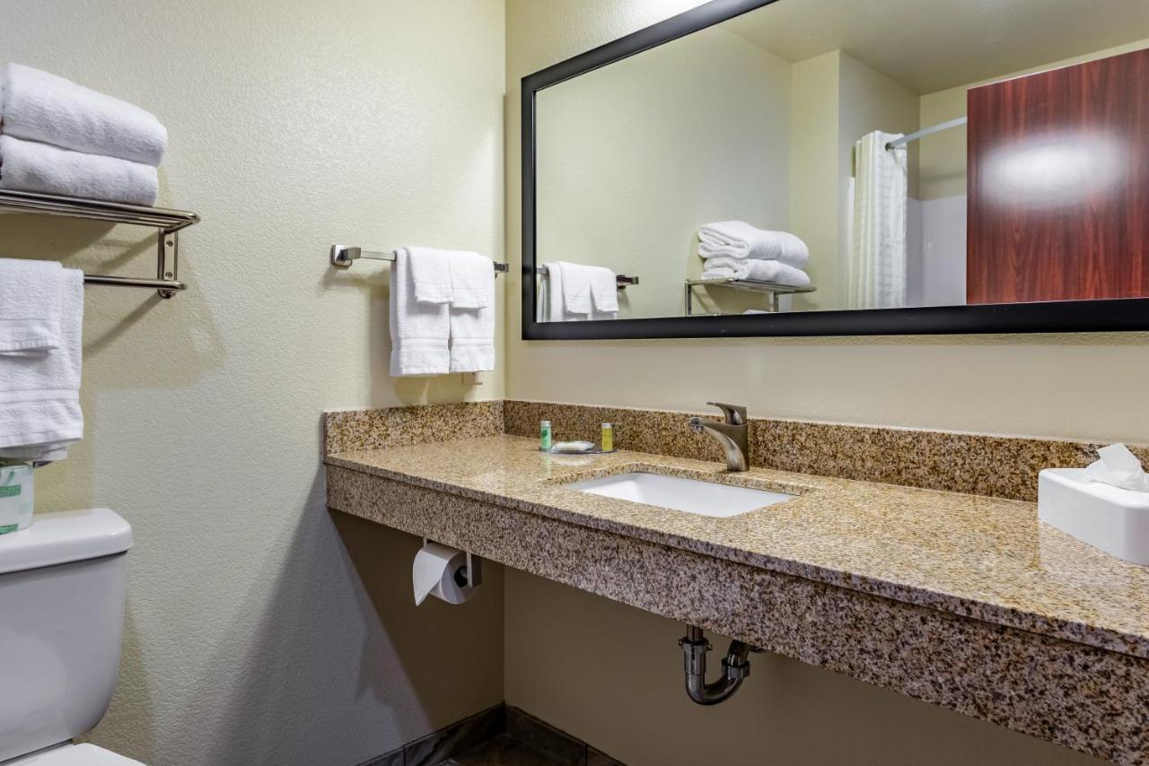 Cobblestone Hotel & Suites - Hutchinson Bagian luar foto