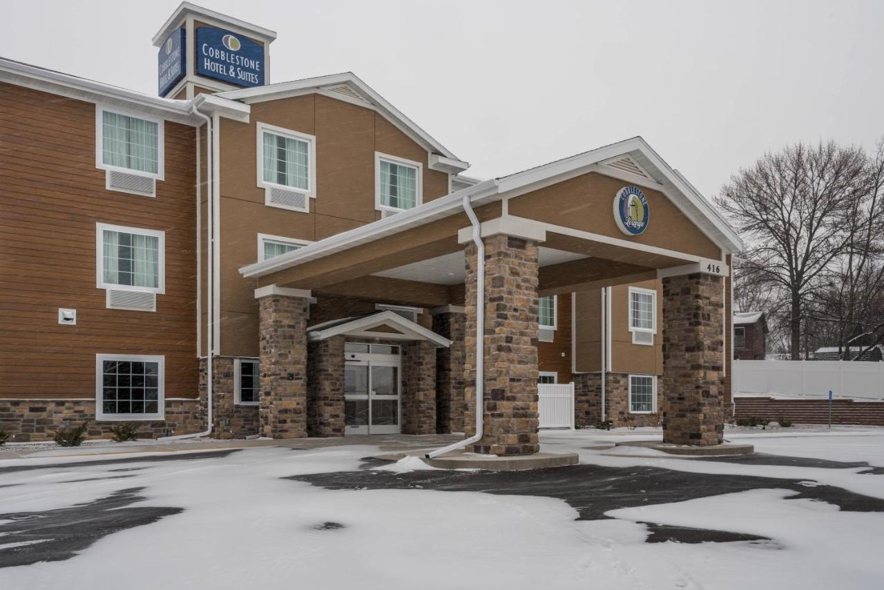 Cobblestone Hotel & Suites - Hutchinson Bagian luar foto