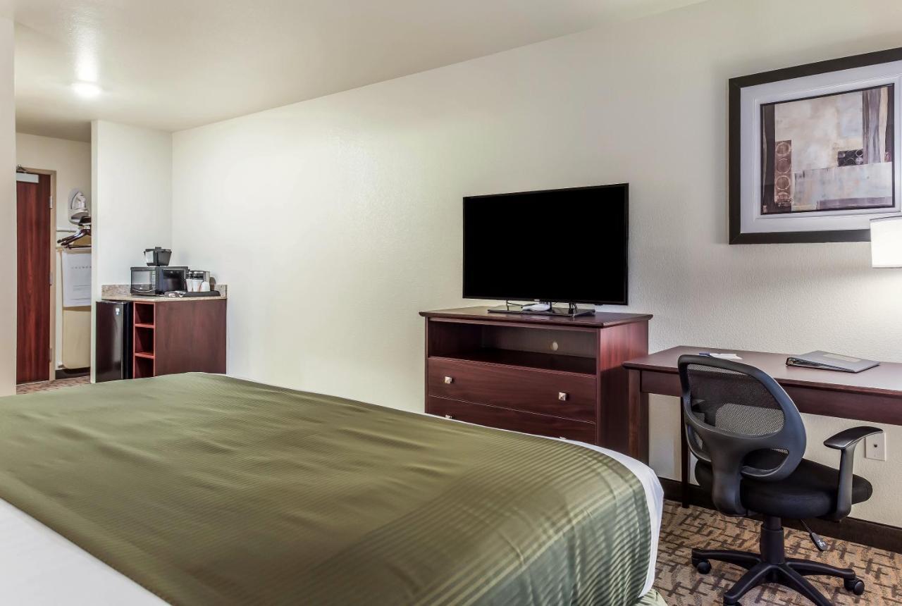 Cobblestone Hotel & Suites - Hutchinson Bagian luar foto