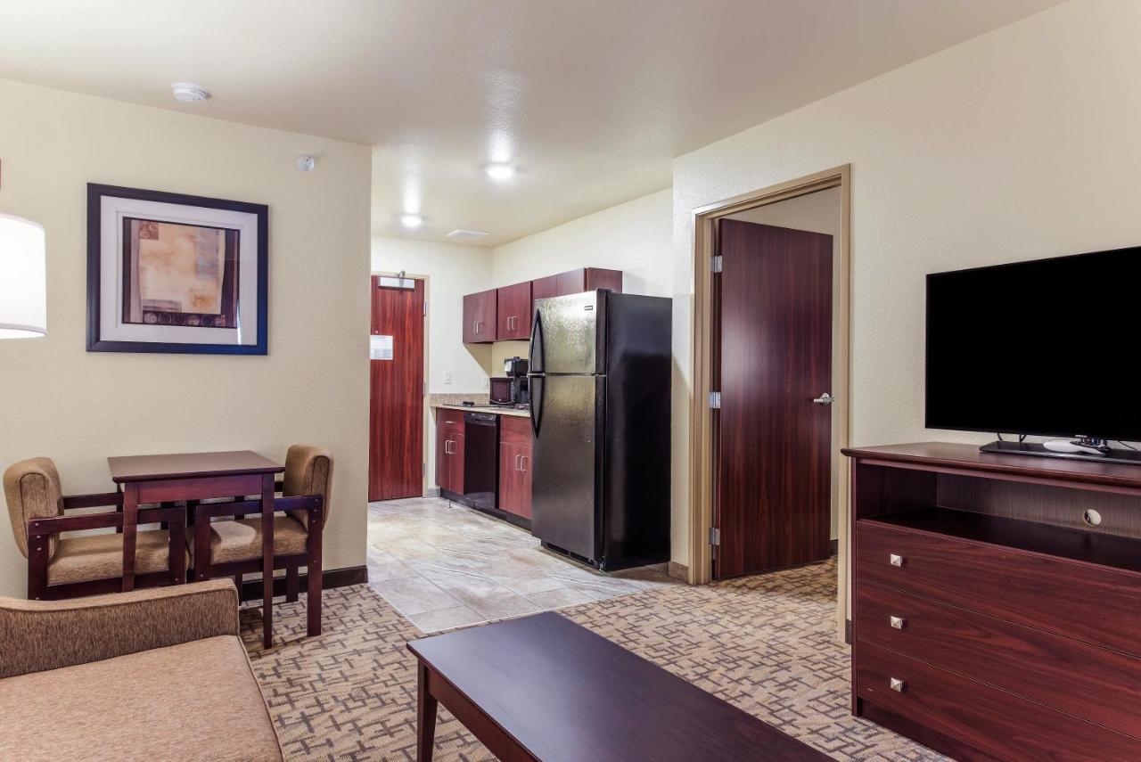 Cobblestone Hotel & Suites - Hutchinson Bagian luar foto