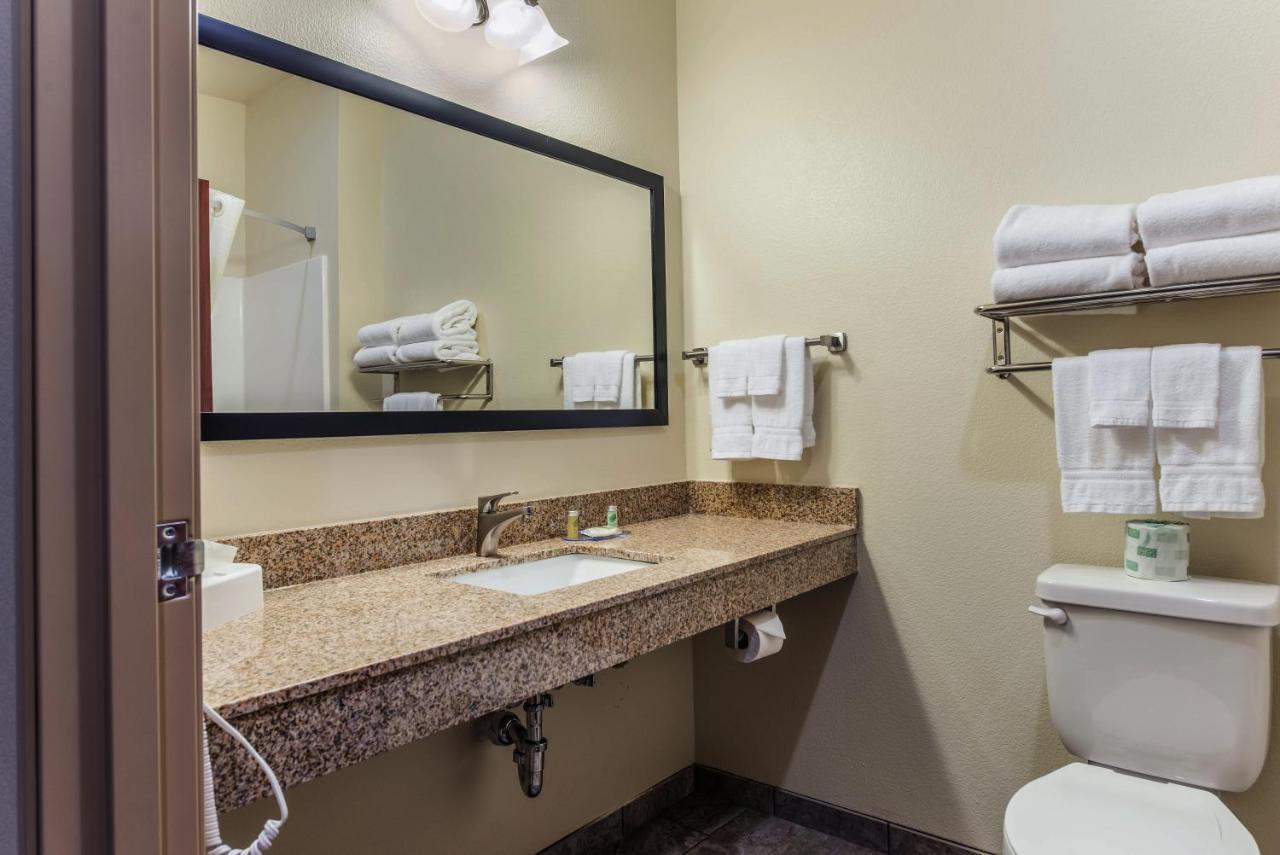 Cobblestone Hotel & Suites - Hutchinson Bagian luar foto