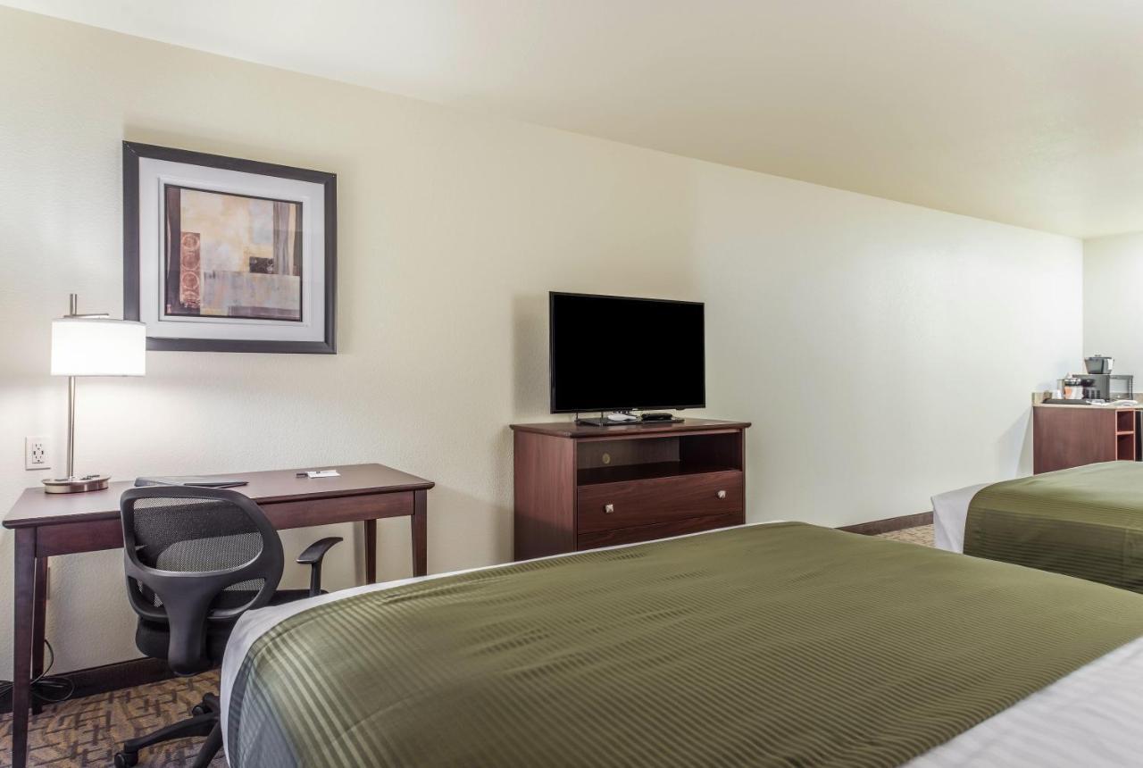 Cobblestone Hotel & Suites - Hutchinson Bagian luar foto