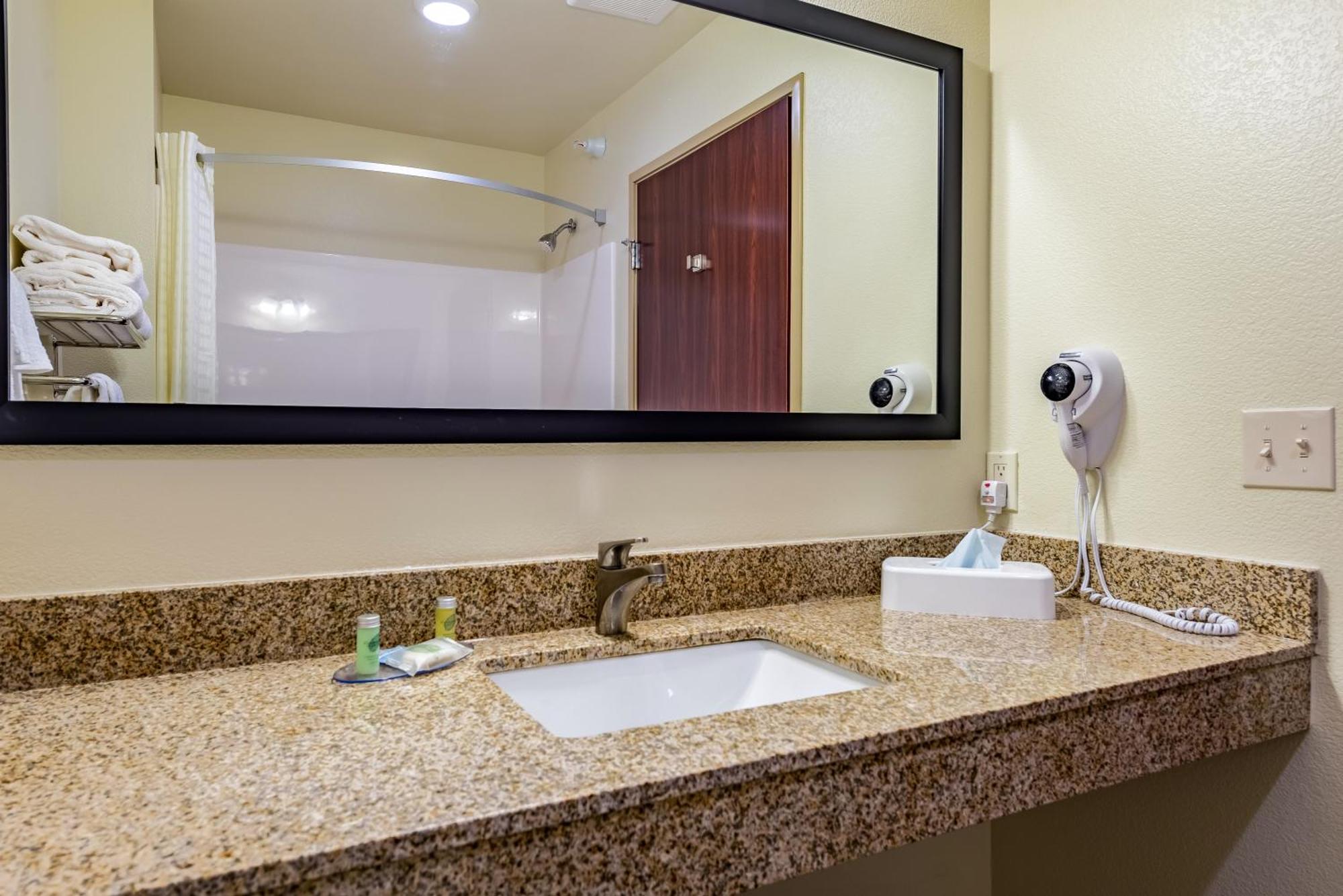 Cobblestone Hotel & Suites - Hutchinson Bagian luar foto