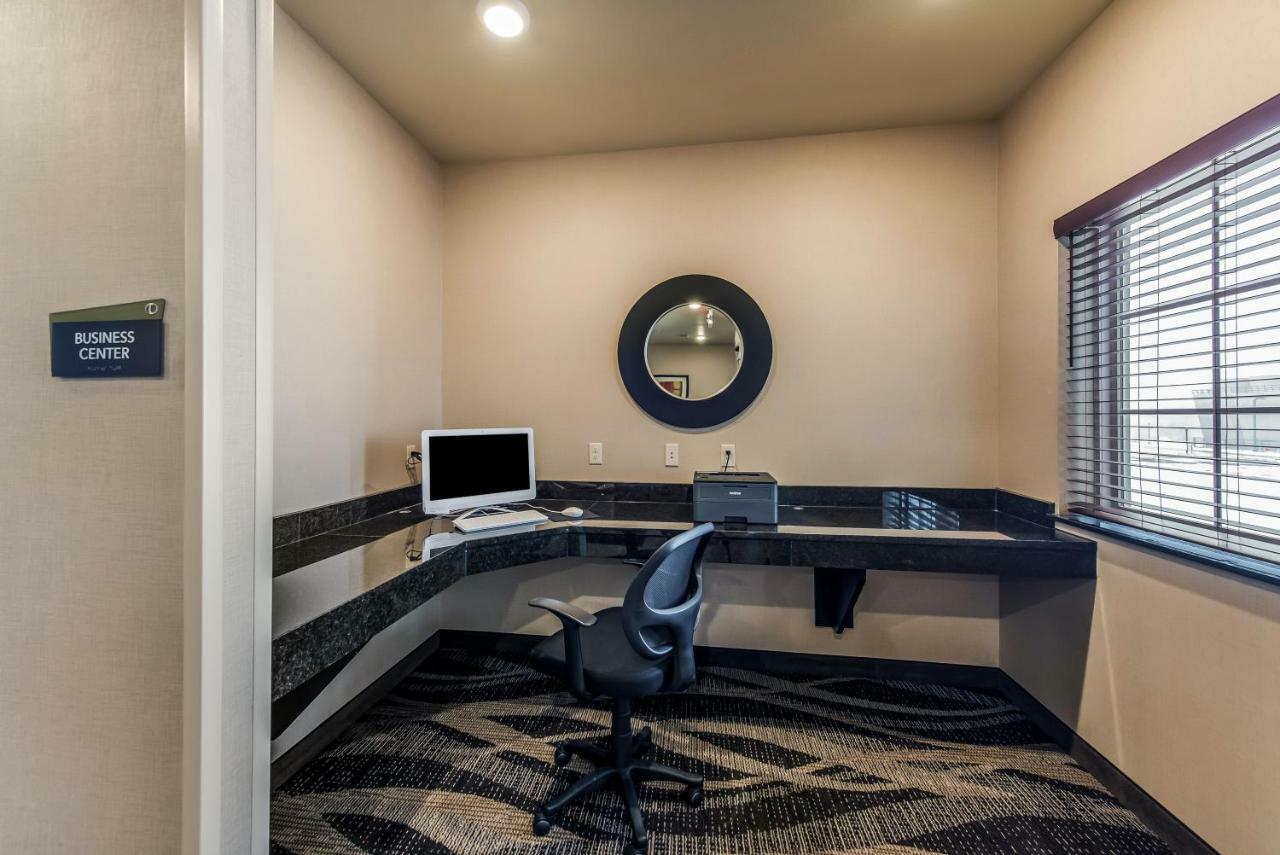Cobblestone Hotel & Suites - Hutchinson Bagian luar foto
