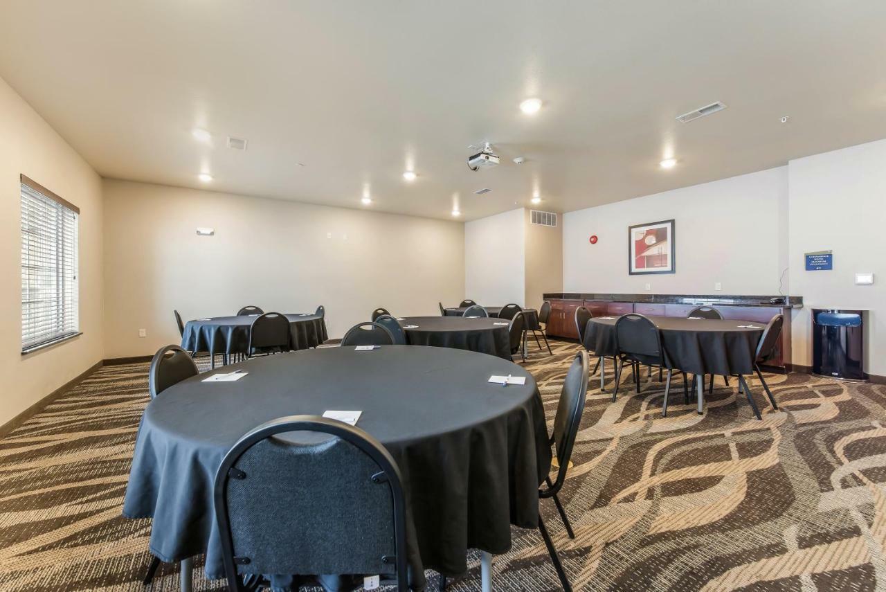 Cobblestone Hotel & Suites - Hutchinson Bagian luar foto