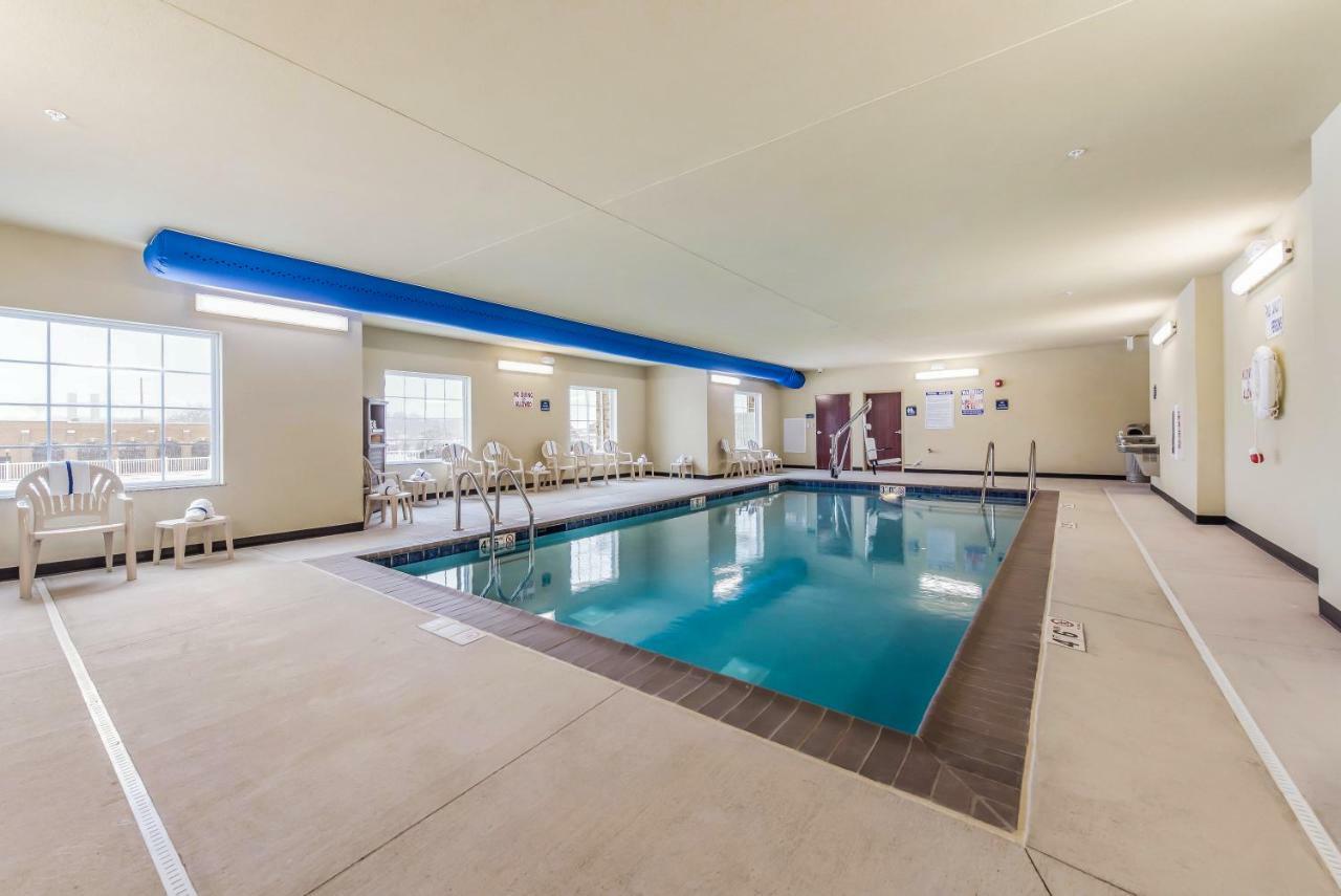 Cobblestone Hotel & Suites - Hutchinson Bagian luar foto