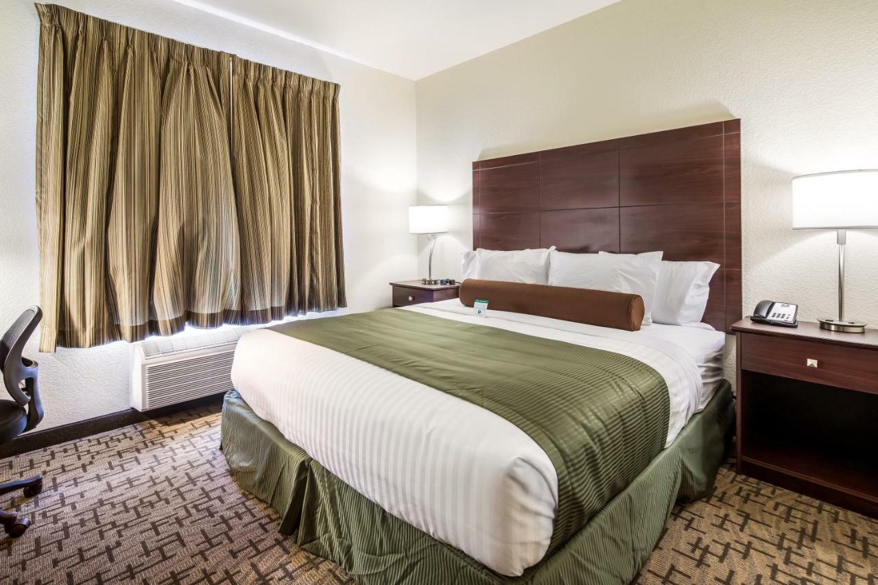 Cobblestone Hotel & Suites - Hutchinson Bagian luar foto