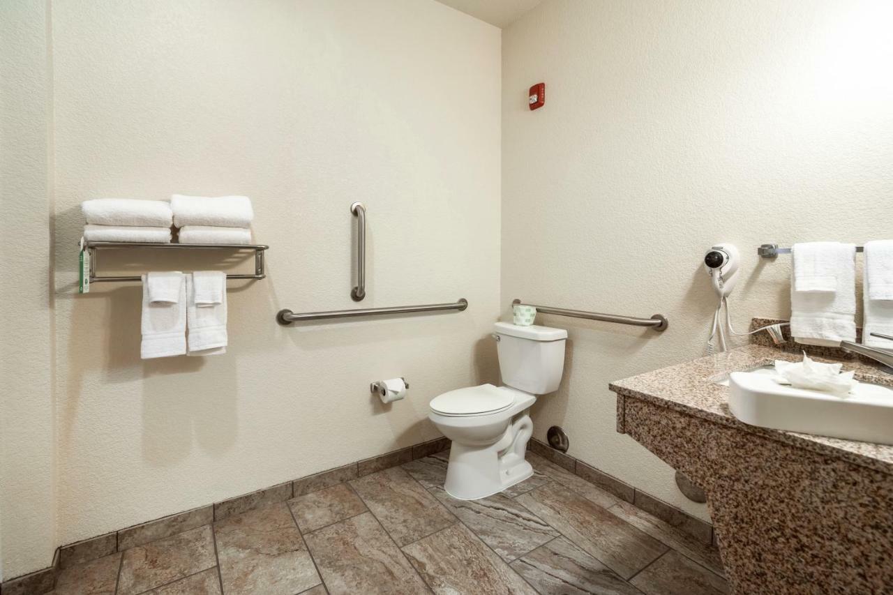 Cobblestone Hotel & Suites - Hutchinson Bagian luar foto