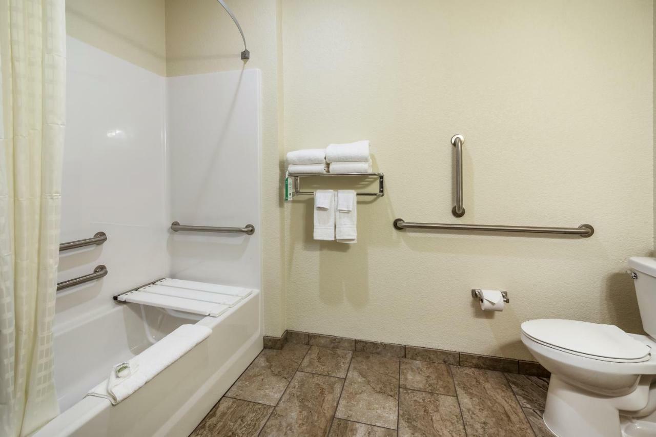 Cobblestone Hotel & Suites - Hutchinson Bagian luar foto