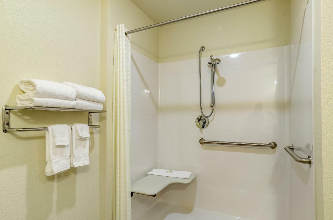 Cobblestone Hotel & Suites - Hutchinson Bagian luar foto